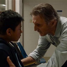 Un uomo sopra la legge: Jacob Perez e Liam Neeson in una scena del film