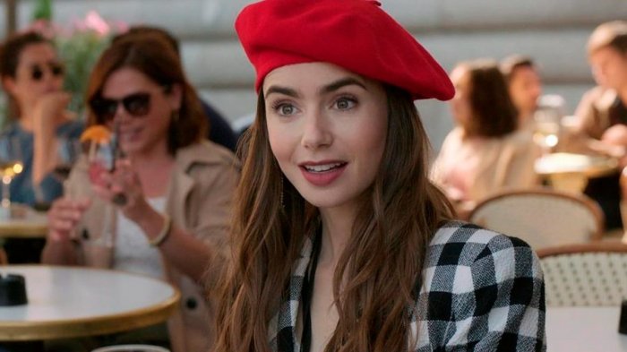 Emily in Paris 2: Lilly Collins più fashion che mai nelle nuove foto della serie Netflix
