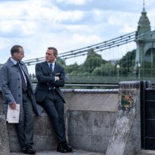 No Time To Die: Daniel Craig e Ralph Fiennes in una scena del film