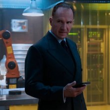 No Time To Die: Ralph Fiennes in una scena del film