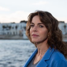 Sulla giostra: Claudia Gerini in una scena