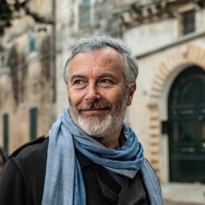 Sulla giostra: Paolo Sassanelli in una scena del film