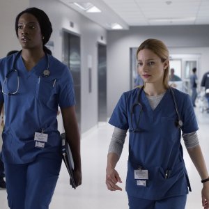 Transplant: Ayisha Issa e Laurence Leboeuf in una scena della serie