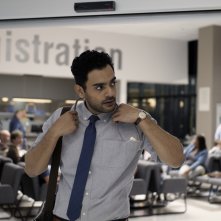 Transplant: Hamza Haq in una scena della serie