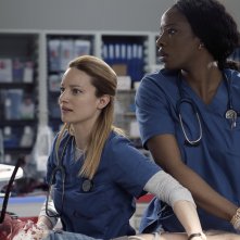 Transplant: Laurence Leboeuf con Ayisha Issa in una scena della serie