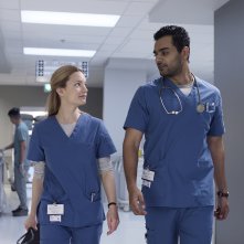 Transplant: Hamza Haq e Laurence Leboeuf in una scena della serie