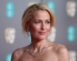 Sex Education 4: Gillian Anderson celebra il rinnovo della serie con un selfie di gruppo (FOTO)