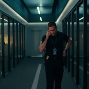 The Guilty: Jake Gyllenhaal in una scena