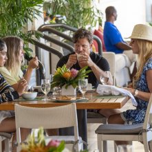 The White Lotus: La famiglia Mossbacher in una scena