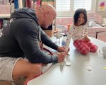 Dwayne Johnson dipinge le unghie della figlia di 3 anni: la foto è adorabile