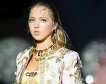 La figlia di Kate Moss e il diabete 'normalizzato' in passerella con un cerotto visibile