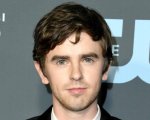 Freddie Highmore conferma: 'Mi sono sposato ma non salterò sul divano come Tom Cruise'