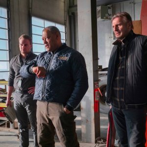 L'uomo dei ghiacci - The Ice Road: Laurence Fishburne e Liam Neeson in un'immagine