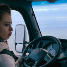 L'uomo dei ghiacci - The Ice Road: Amber Midthunder in una scena