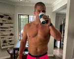 Stephen Amell risponde agli hater con una foto a torso nudo: 'Potrei rubarvi le fidanzate'
