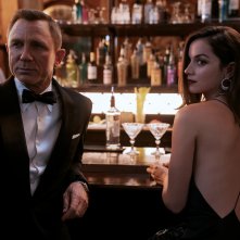 No Time To Die: Daniel Craig e Ana de Armas in una scena del film