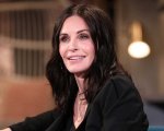 Friends: Courteney Cox sorprende i fan e serve i clienti al Central Perk (VIDEO)