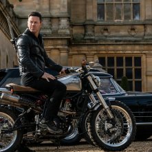 Infinite: Mark Wahlberg in sella a una motocicletta