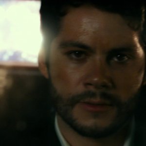 Infinite: Dylan O'Brien in un primo piano