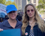 Jennifer Lawrence, incinta, con Amy Schumer, alla manifestazione a favore dell'aborto (FOTO)