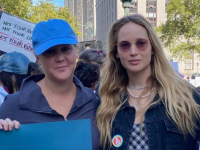 Jennifer Lawrence, incinta, con Amy Schumer, alla manifestazione a favore dell'aborto (FOTO)