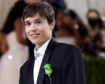 Elliot Page alla Settimana della Moda di Parigi con le crocs da brivido (FOTO)