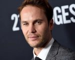 Painkiller: Taylor Kitsch nel cast della serie diretta da Peter Berg
