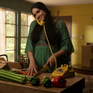 Madres: Ariana Guerra in una scena del film