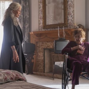 The Manor: Barbara Hershey durante una scena del film