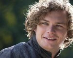 Finn Jones star del thriller psicologico The Visitor, prodotto da Blumhouse