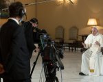 Papa Francesco, il suo libro diventa una serie tv per Netflix: le prime foto e la data di uscita