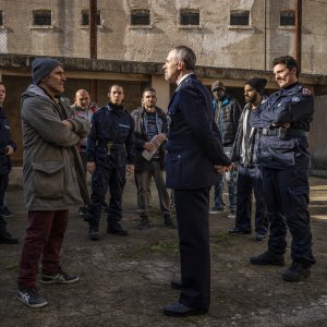 Ariaferma: Fabrizio Ferracane in una scena del film