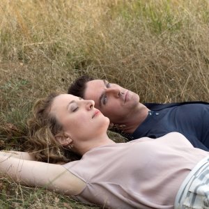 I'm Your Man: Dan Stevens e Maren Eggert in una scena