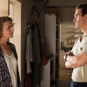 I'm Your Man: Dan Stevens e Maren Eggert in una scena del film