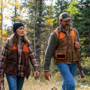 Land: Robin Wright e Demiàn Bichir in una scena