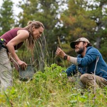Land: Robin Wright e Demiàn Bichir durante una scena