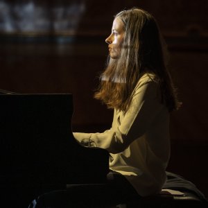 Venezia. Infinita avanguardia: Hania Rani in una scena