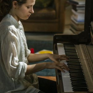 Venezia. Infinita avanguardia: Hania Rani in una scena del documentario