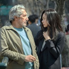#IoSonoQui: Alain Chabat con Doona Bae in una scena del film