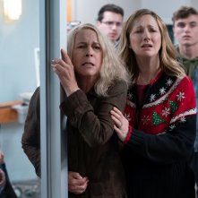 Halloween Kills: Jamie Lee Curtis e Judy Greer in una scena del film