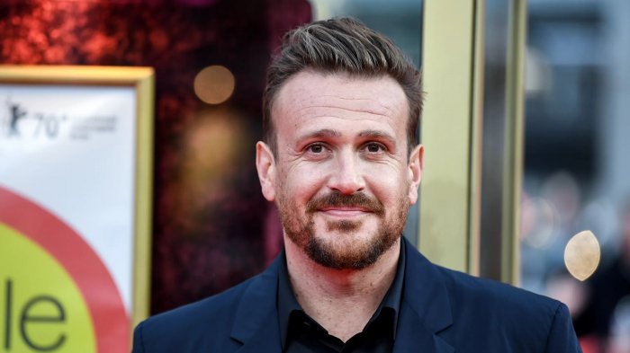 Jason Segel star di Shrinking, la nuova serie dei creatori di Ted Lasso
