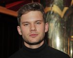 Baghead: Jeremy Irvine nel cast dell'horror con Freya Allan