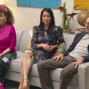 Curb Your Enthusiasm: Lucy Liu, Susie Essman e Larry David in una foto dell'undicesima stagione