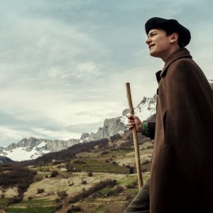 Aspettando Anya: Noah Schnapp in una scena del film