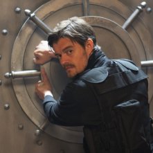 Way Down - Rapina alla Banca di Spagna: Sam Riley durante una scena
