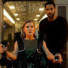 Another Life 2: Katee Sackhoff e Samuel Anderson in una scena della serie