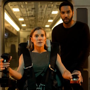 Another Life 2: Katee Sackhoff e Samuel Anderson in una scena della serie