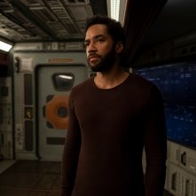 Another Life 2: Samuel Anderson in una scena della serie