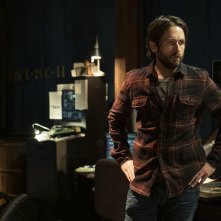Another Life 2: Justin Chatwin in una scena della serie