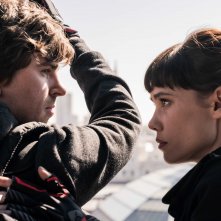 Way Down - Rapina alla Banca di Spagna: Freddie Highmore con Astrid Bergès-Frisbey in una scena